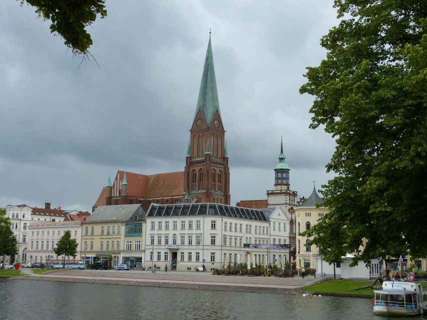 Schwerin: Private Guided Walking Tour - Exploring Schwerin Palace
