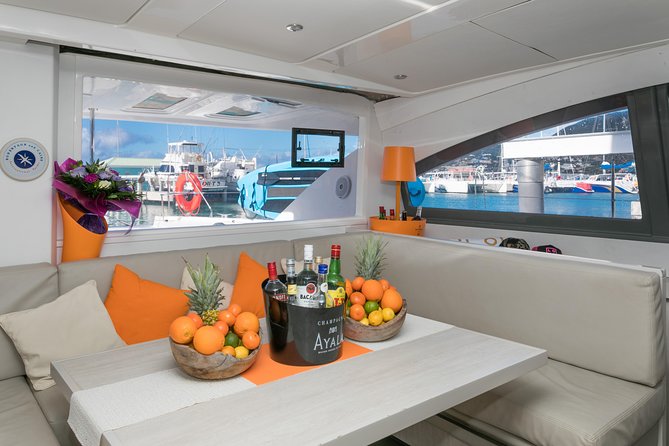 St Maarten Luxury Catamaran Full-Day Group Charter - Onboard Amenities and Refreshments