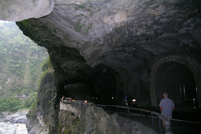 Taroko Gorge Day Tour From Taipei by Train - Temples and Shrines