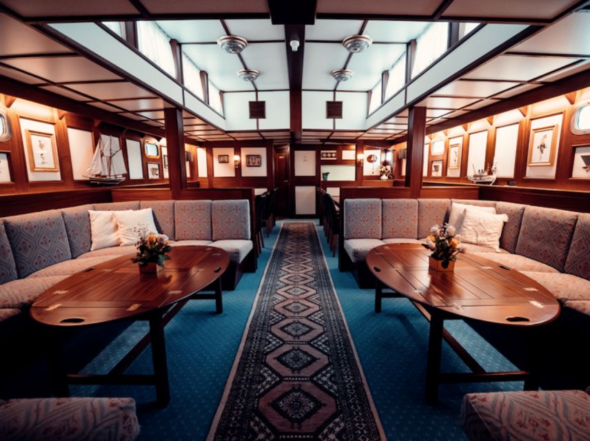 Tromsø:Arctic Fishing & Seafood Fjord Cruise on Luxury Yacht - Food and Beverage