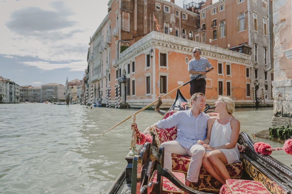 Venice: Private Gondola Ride With Photo Shoot - Enjoy a Personalized Photo Shoot