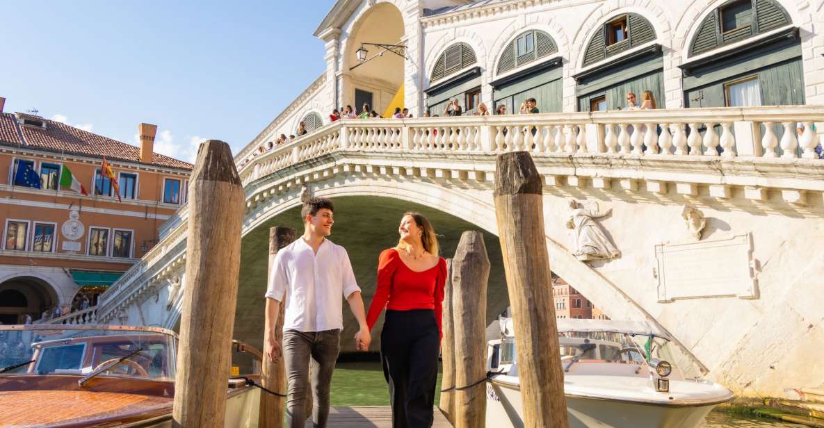 Venice: Professional Photoshoot at the Rialto Bridge - Duration and Photographer Hosting