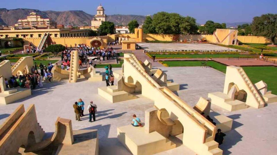 Walk Tour With Local Guide In Old Jaipur - Itinerary Highlights