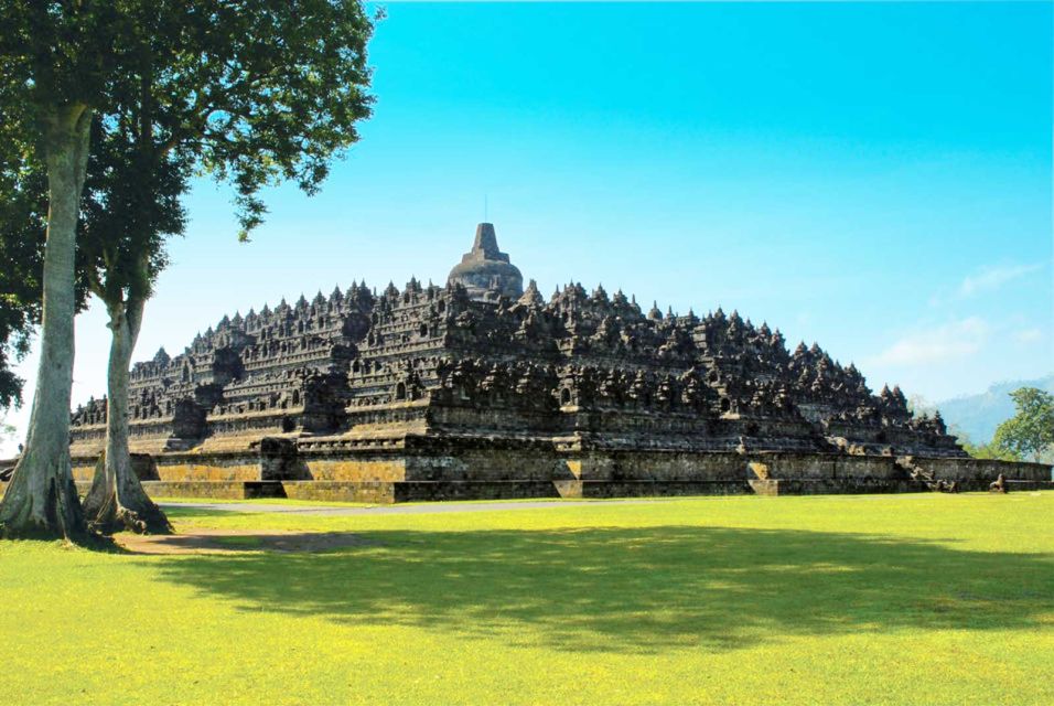 Yogyakarta: Borobudur Sunrise & Prambanan Temple Guided Tour - Exploring Borobudur Temple