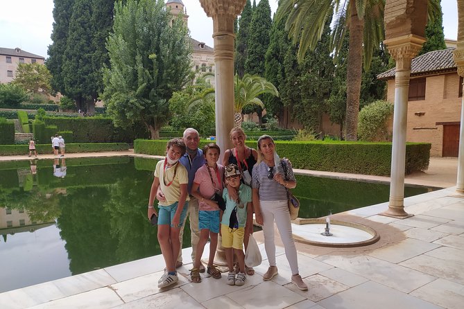 Alhambra: Private Tour for Families - Brunch and Lunch