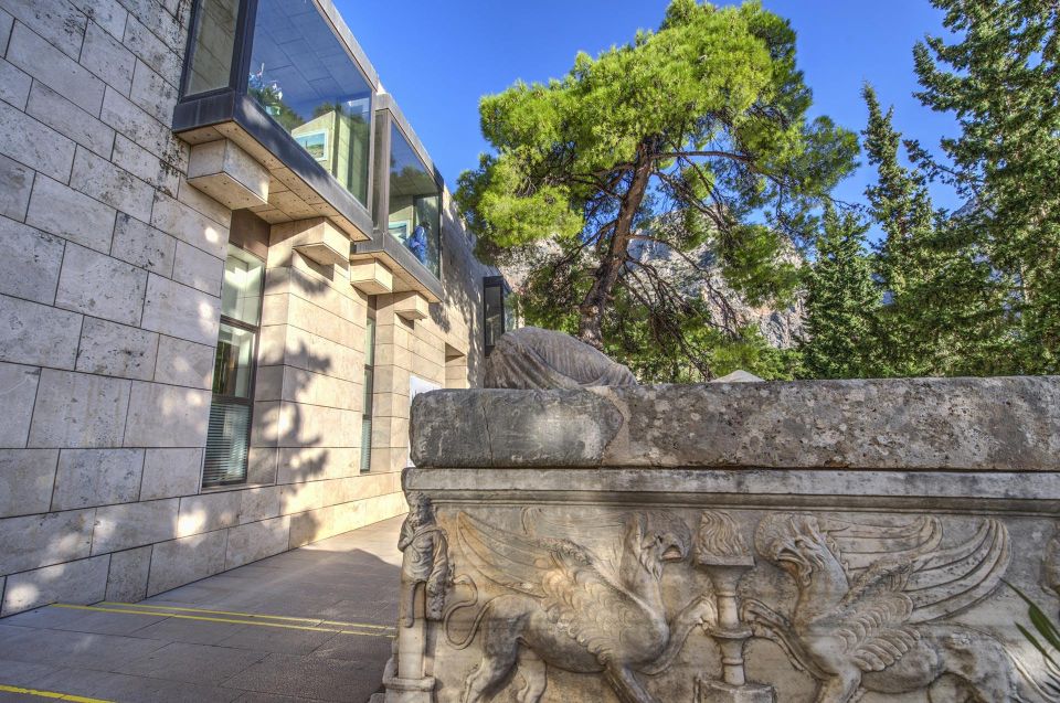 Athens to Delphi & Arachova Private Guided Tour With Lunch - Arachova Sightseeing