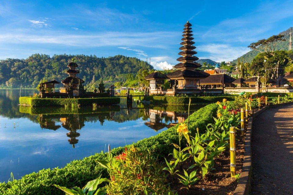 Bali: Bedugul Lake Temple, Twin Waterfall & Rice Field Tour - Visiting Ulun Danu Beratan Temple