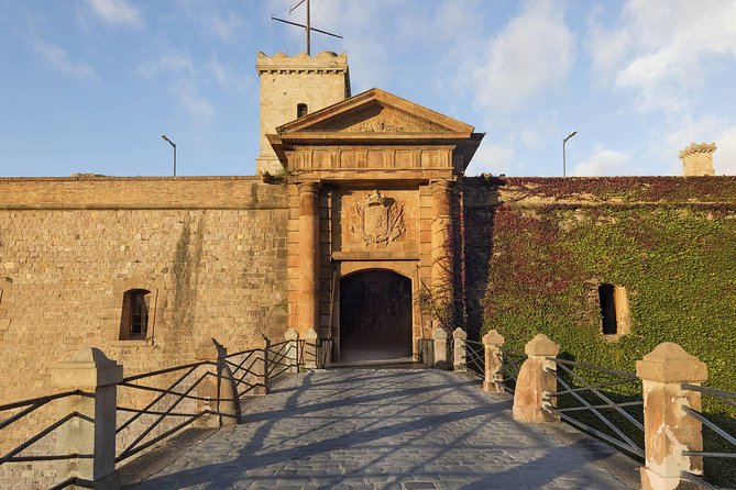 Barcelona Best Views: Old Town, Cable Car, Montjuic Castle & Magic Fountain Show - Touring the Montjuic Castle