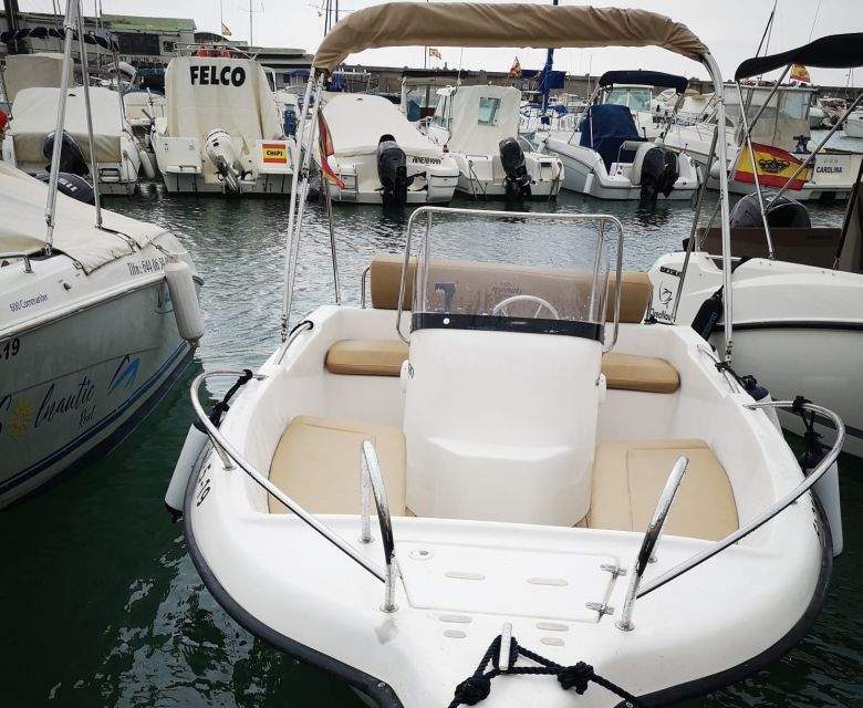 Benalmádena: Rent Boat Without License for Dolphin Watching - Boat Features and Amenities