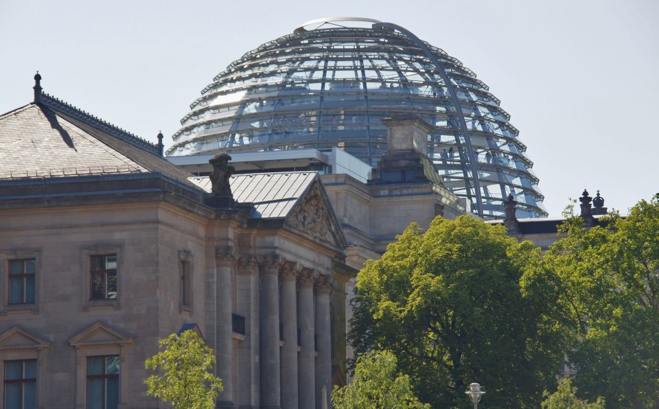 Berlin: Dinner Cruise on the Spree With Prosecco - Inclusions and Amenities