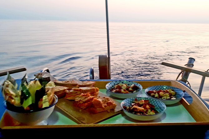 Boat Trip at Sunset + Bottle of Cava + Seafood Tapa - Traveler Capacity