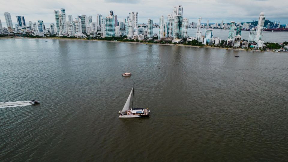 Cartagena De Indias: 2-Hour Sunset Cruise - Onboard Comfort and Amenities