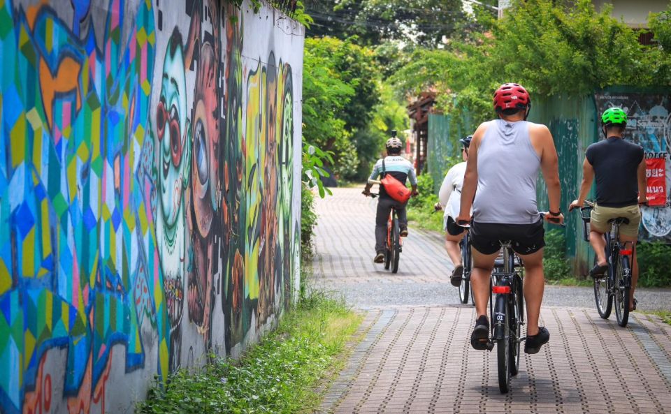 Chiang Mai: Half-Day Old Town Cycling Tour - Exploring Chiang Mais Old Town