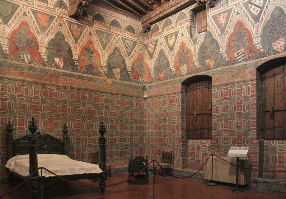 Florence: 1-Hour Private Tour of an Ancient Florentine House - Authentic Furnishings and Decor