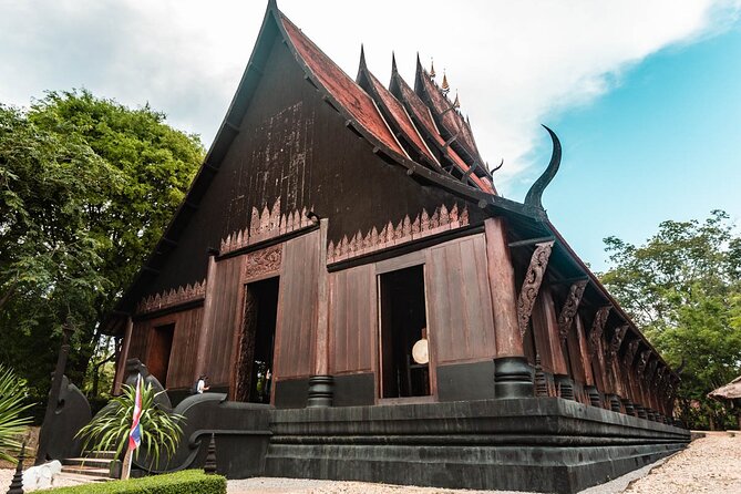 Full Day Tour White Temple Black House and Blue Temple With Lunch - Dress Code