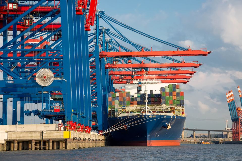 Hamburg: 2-Hour Harbor Boat Tour XXL With Live Commentary - Unique Features