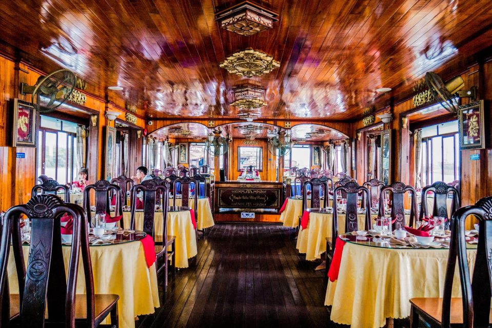 Hcm: Saigon River Dinner Cruise With Private Table - Dining Options