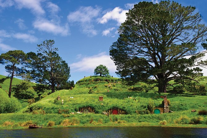 Hobbiton Movie Set Tour With Lunch From Auckland - Tour Experience and Guides