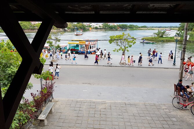 Hoi an Town Private Walking Tour With Boat Trip - Exploring the Central Market