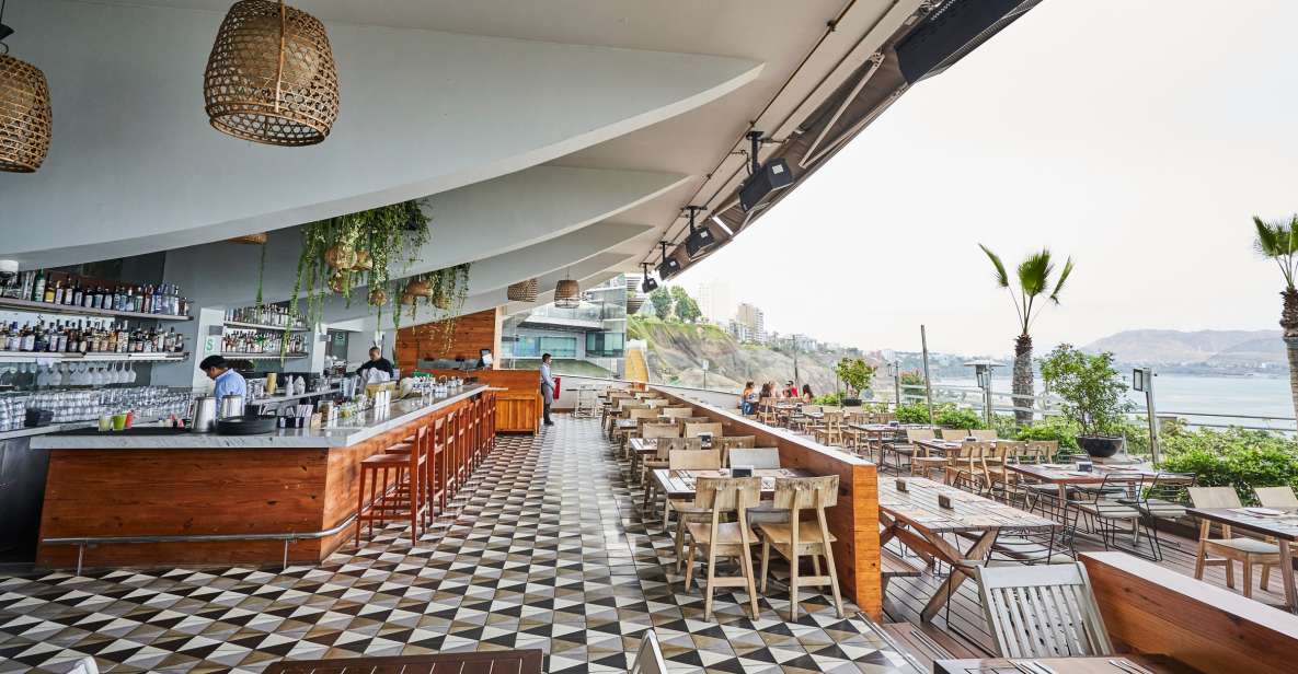 Lima: Lunch Menu at Mangos Restaurant, Larcomar - Dining Environment