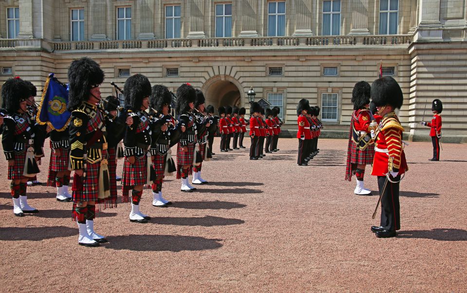 London: Buckingham Palace Changing of the Guard Guided Tour - What to Bring