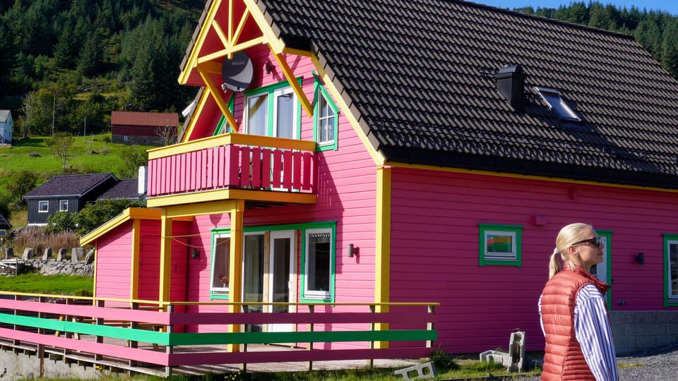 Majestic Maloy: Discover Kannesteinen & Colorful Village - Scenic Bus Ride Experience