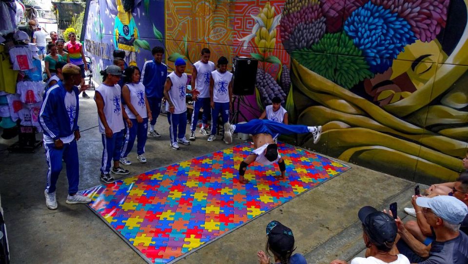 Medellin: Tour Comuna 13 Beyond the History and Graffiti - Tour Experience and Itinerary