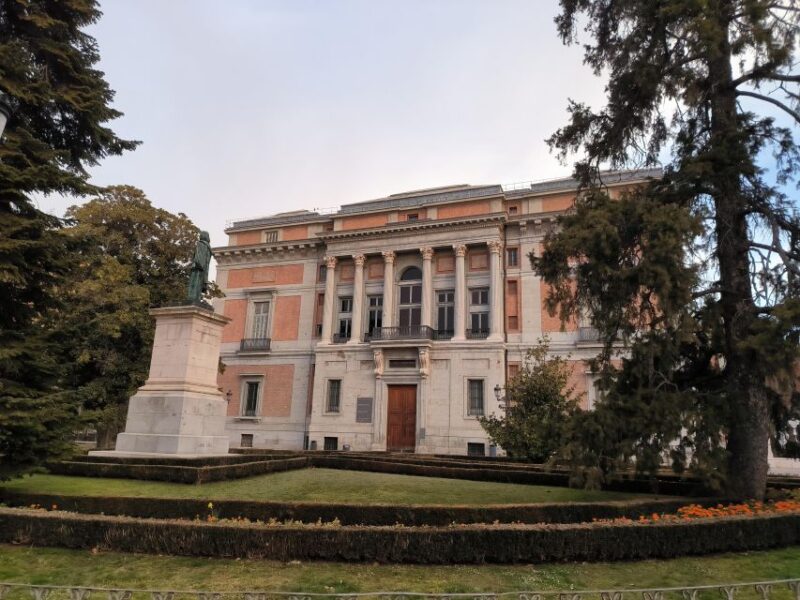 Panoramic Tour of Madrid With Private Guide and Private Car - Tour Experience