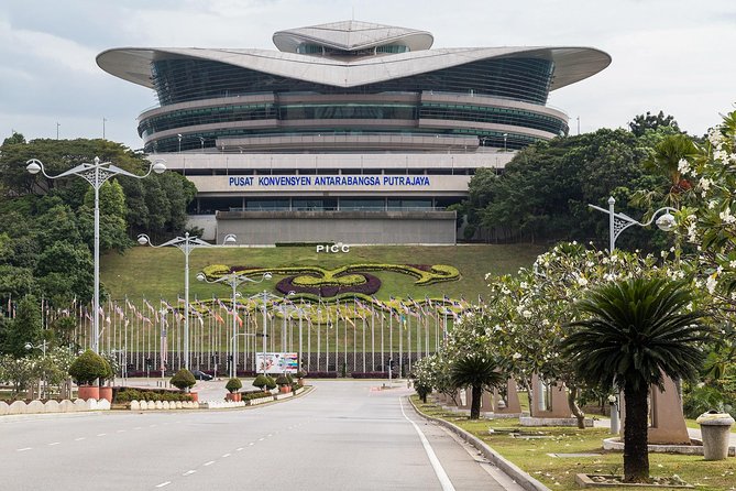 Private Half-Day Putrajaya Tour With Lake Cruise From Kuala Lumpur - Architectural Marvels of Putrajaya