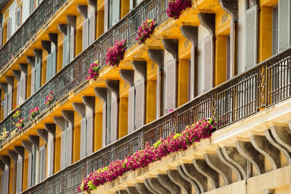 San Sebastián: City Tour With Pintxos and Wine - Iconic Sculpture Discovery