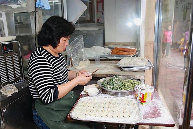 Small Group Kowloon Michelin Rated Street Food and Culture Tour - Visit Mongkok District
