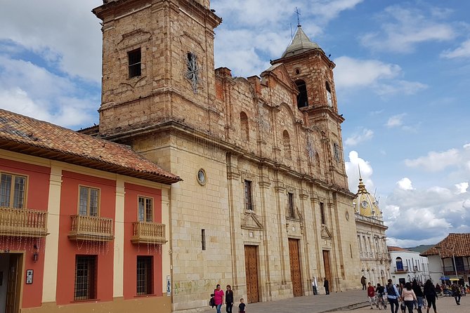 Tour of Zipaquirá: Visit the Salt Cathedral and the Main Squares - Exploring Zipaquirás Colonial Center