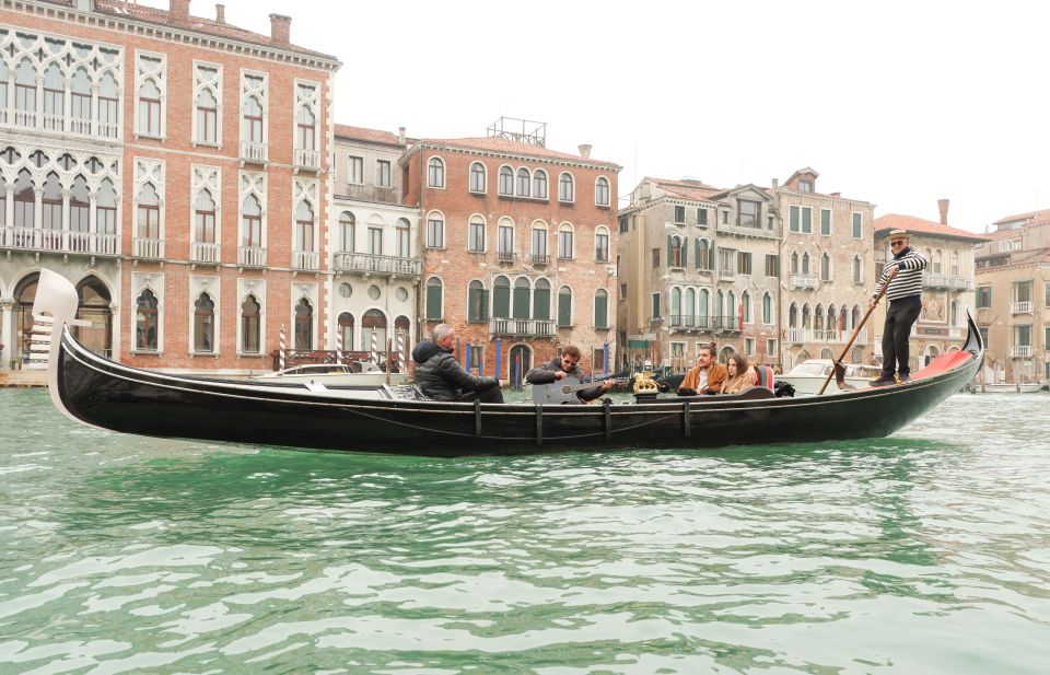 Venice: Shared Gondola Ride and Serenade - Tips for a Great Experience