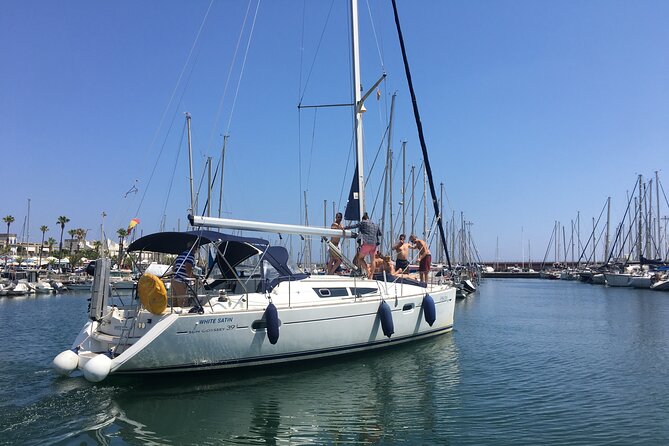 2 Hours Private Boat Trip With Open Bar - Group Size and Amenities