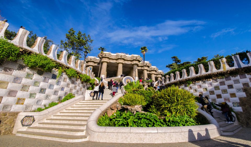 Barcelona Old Town Highlights Private Walking Tour - Exploring La Sagrada Familia