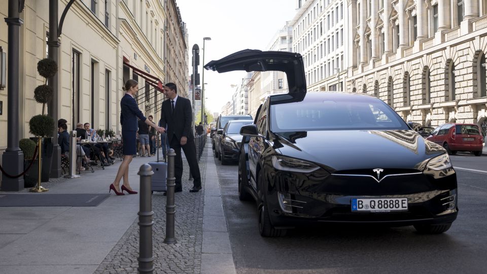 Berlin: Airport Transfer Limousine Services - Service Inclusions and Features