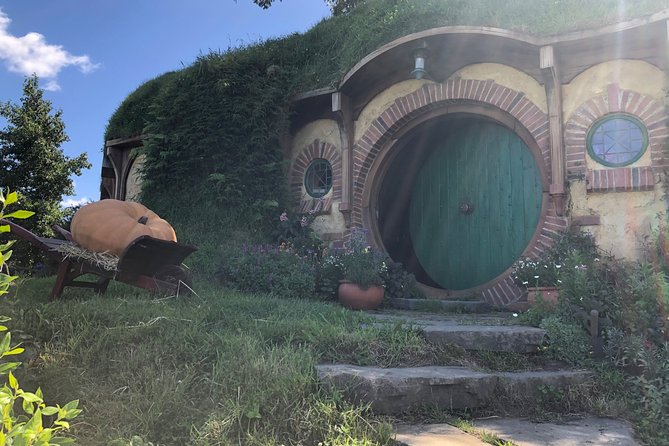 Day Trip to Hobbiton Movie Set From Auckland - What to Expect During the Visit