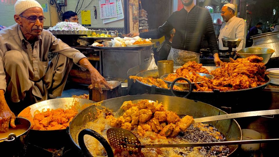 Delhi: Street Food Walking Tour of Old Delhi With Tastings - Local Guide and Language Options