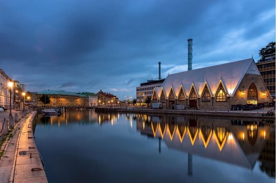 Gothenburg : Must-See Attractions Walking Tour - Kungsportsavenyen