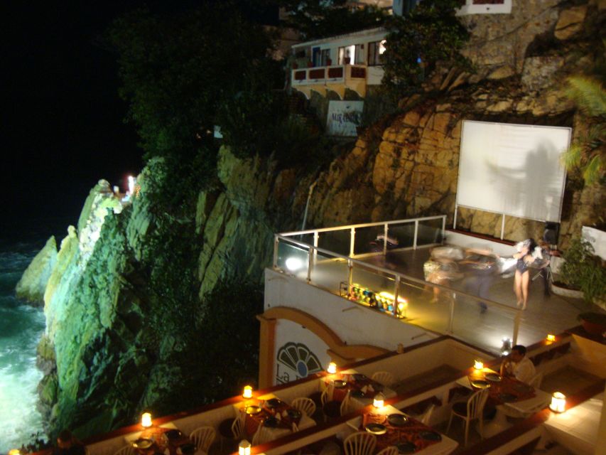 High Cliff Divers by Night With Dinner From Acapulco - Dinner Menu