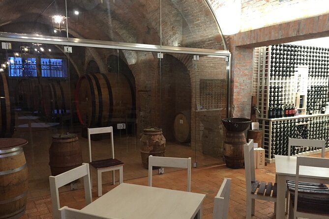 Montepulciano: Winery Tour & Tasting Experience - Accessibility and Group Size