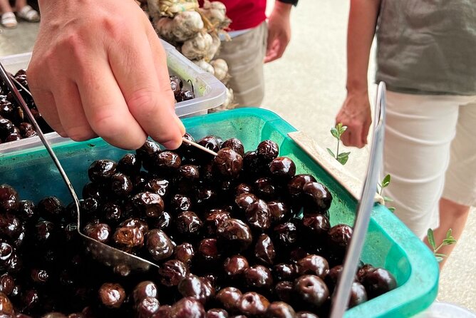 Private Split: Visit Diocletian Palace & Taste Food at the Market - Tasting Local Seasonal Foods