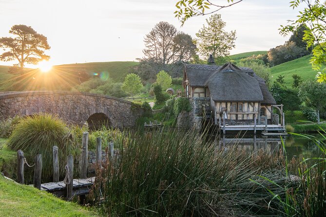 Private Tour: Hobbiton & Waitomo Glowworm Cave Experience - Exploring Waitomo Glowworm Caves