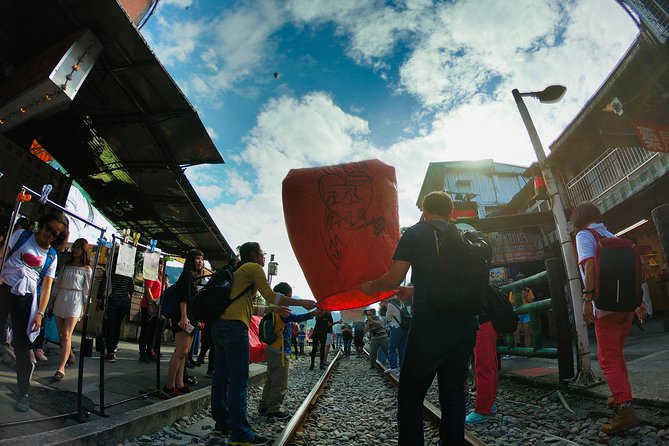 Private Tour to Jiufen, Yehliu Geopark, and Pingxi - Pingxi Sky Lantern Experience