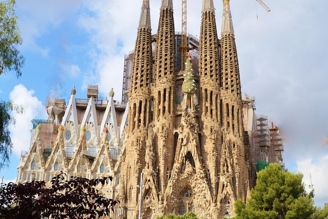 Sagrada Familia: Fast Track Guided Tour With Optional Tower - Architectural Masterpiece