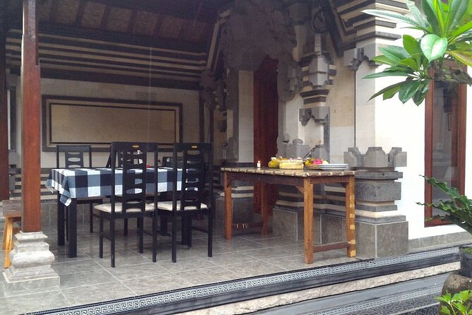 Traditional Balinese Meal in a Multi-Generational Family Compound - Accessibility Features