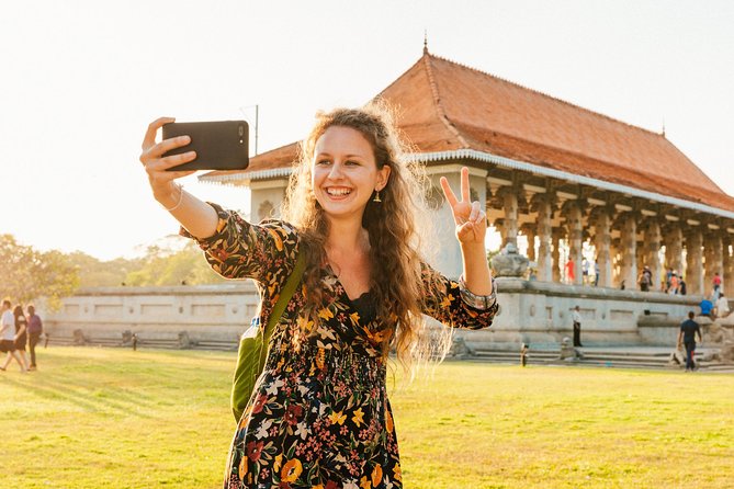 Withlocals Highlights & Hidden Gems: Best of Colombo Private Tour - Visiting the Iconic Gangaramaya Temple