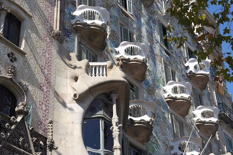 Barcelona: Casa Batlló, La Pedrera, & Chocolate Tasting Tour - Hotel Pickup for Groups