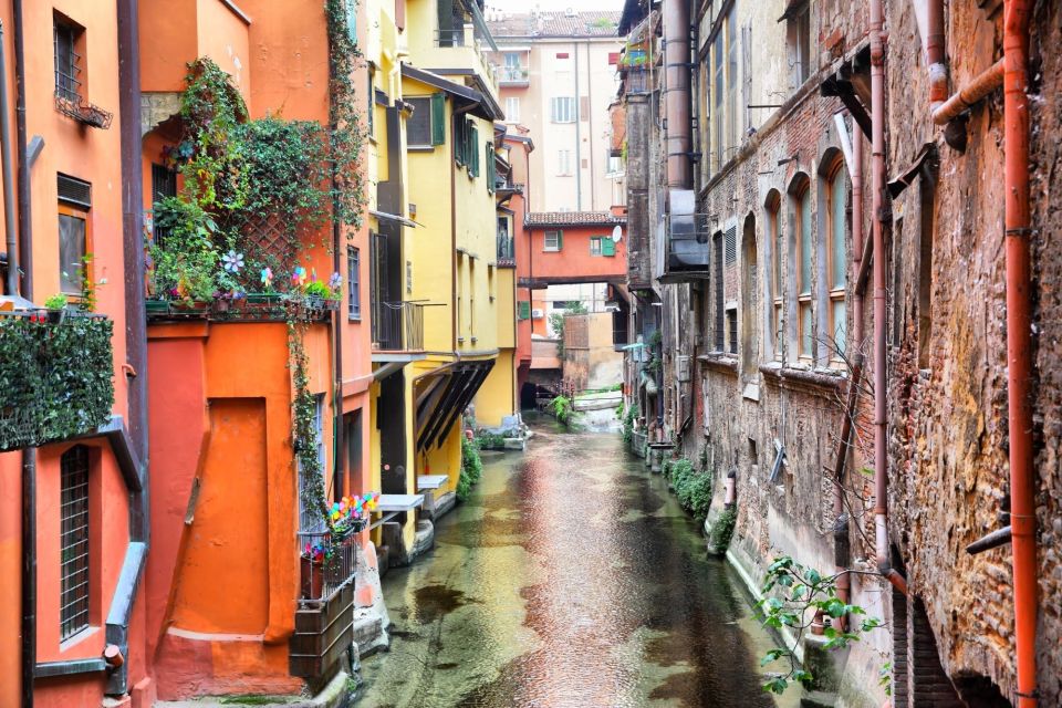 Bologna: First Discovery Walk and Reading Walking Tour - Tips for an Enjoyable Experience