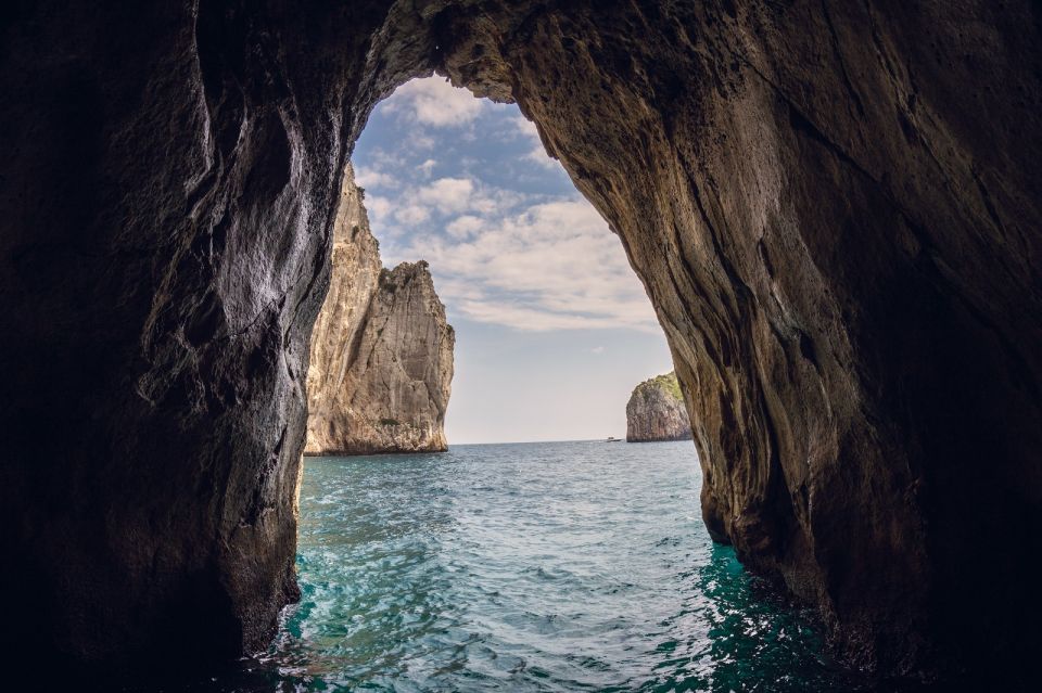 Capri: 2-Hour Boat Tour With Happy Hour - Savor Snacks and Drinks